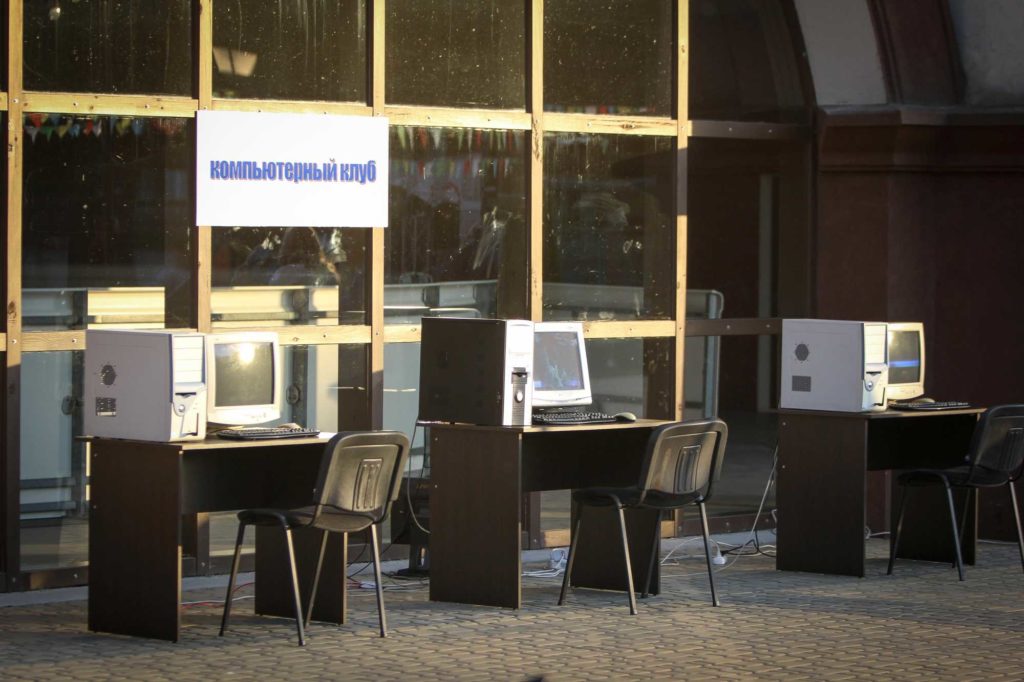 "Компьютерный клуб" - локация на ретро-вечеринке "Поколение" со старыми компьютерами.