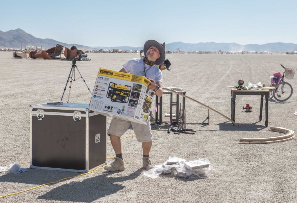 Володимир Недогода тягає ящики з апаратурою на Burning Man. 