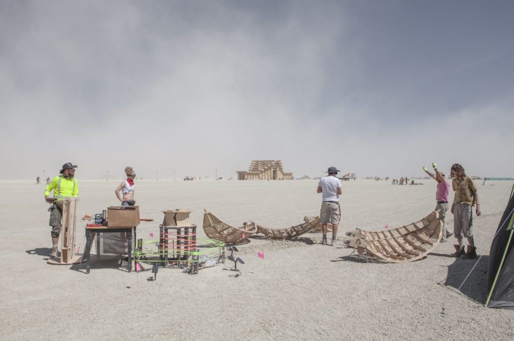 Artmisto збирають свою інсталяцію Cocoonap на Burning Man. 