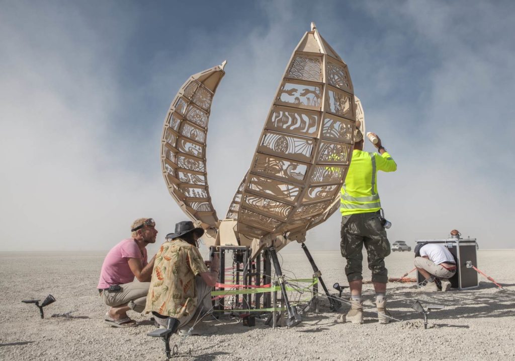 Artmisto збирають свою інсталяцію Cocoonap на Burning Man. 