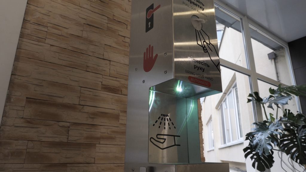 Бесконтактная гигиеническая станция, которую оформили dnipro.design, в больнице Мечникова в Днепре
