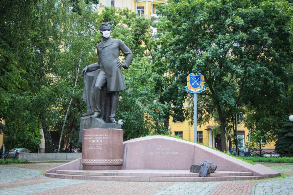 Пам'ятник Олександру Полю в медичній масці