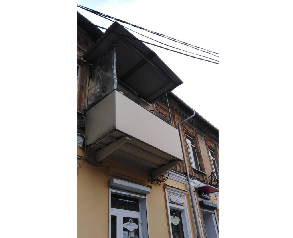 Будинок на Харківській, 5 у Дніпрі. Сусідній балкон - приклад зіпсованого вигляду архітектури