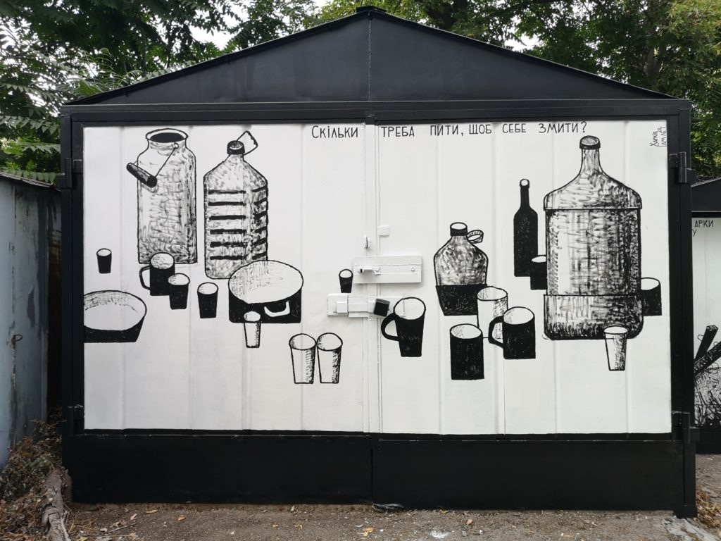 Харківський художник Гамлет Зіньківський намалював на гаражі склянки та бутлі. Напис: "Скільки треба пити, щоб себе змити?"