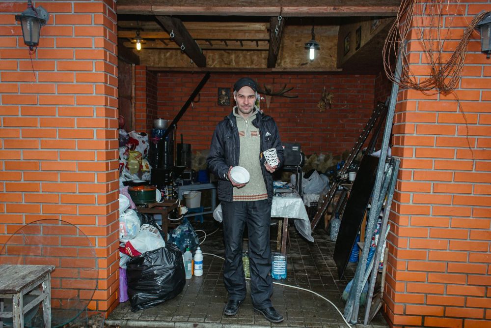 Андрей Цегельник, сооснователь Precious Plastic Dnepr. В руках у него - вазочка и подставка, сделанные из расплавленного пластика.