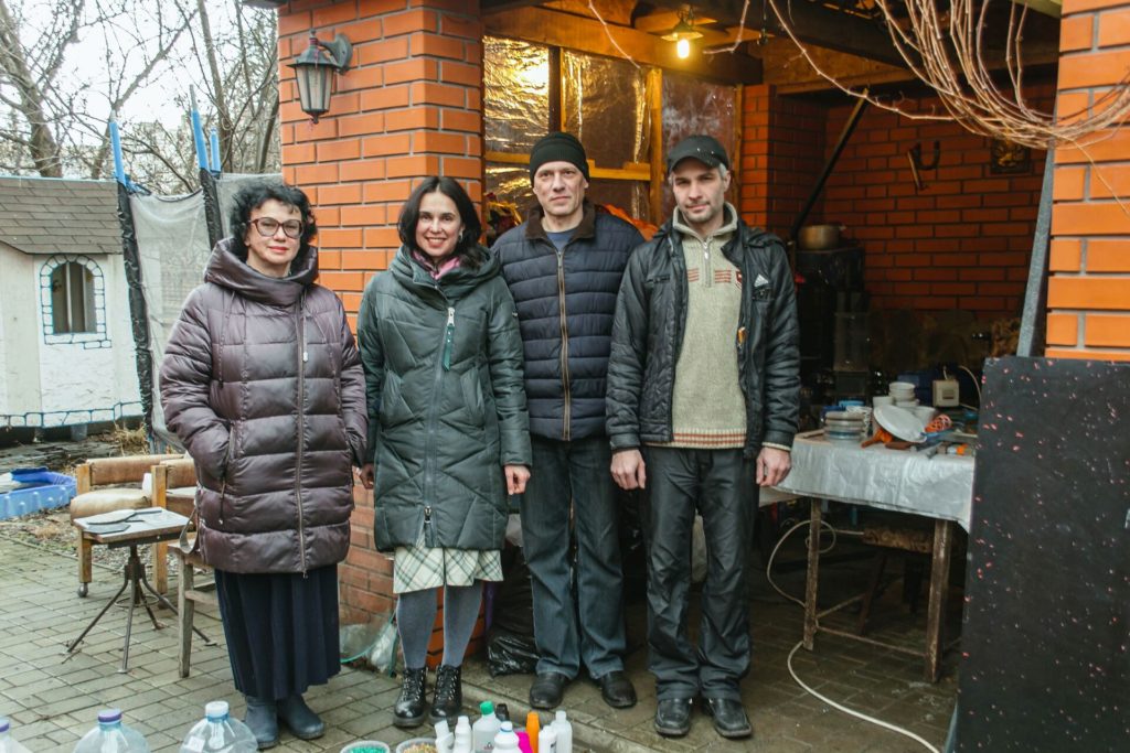 Все четверо участников и участниц команды возле гаража, где пока что располагается мастерская Precious Plastic Dnepr.