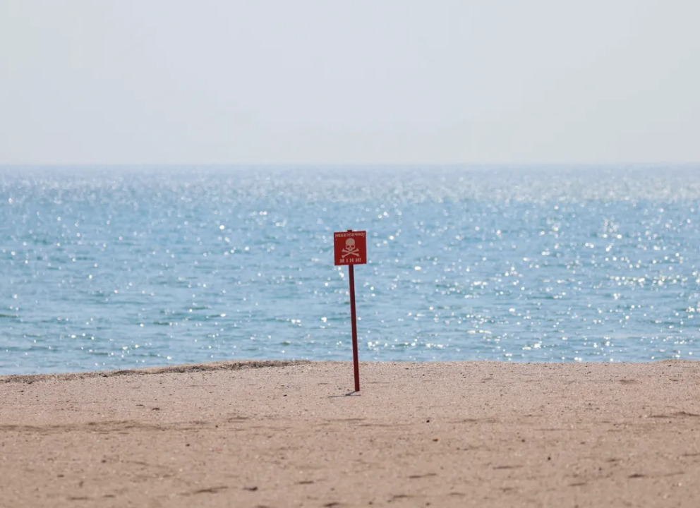 Закрытое небо и заминированные пляжи: можно ли отдохнуть в Украине и за границей? - 1 зображення