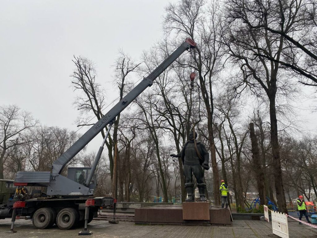 "Вони хотіли б, щоб у пам’ятника відірвалась голова і покотилась по святій українській землі" - 9 зображення