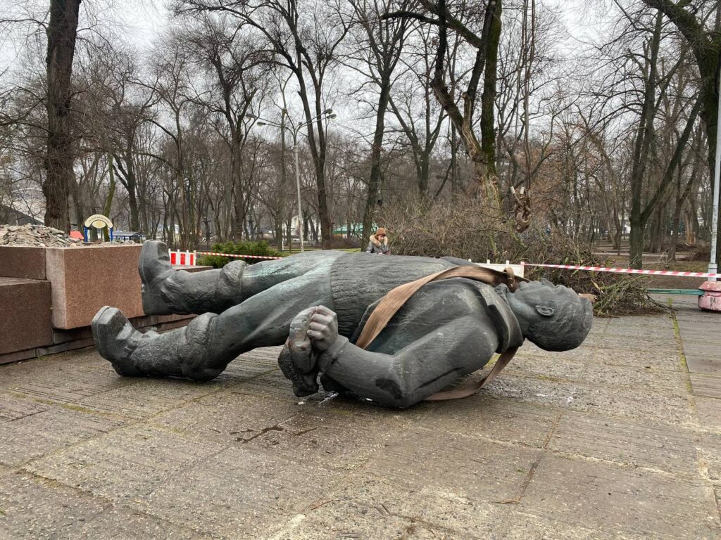 "Вони хотіли б, щоб у пам’ятника відірвалась голова і покотилась по святій українській землі" - 10 зображення