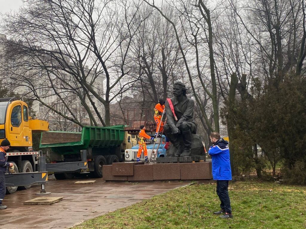 "Вони хотіли б, щоб у пам’ятника відірвалась голова і покотилась по святій українській землі" - 2 зображення