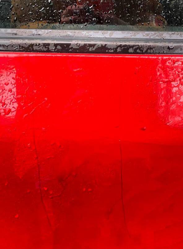 Облили кислотою, фарбою або подряпали: у Дніпрі вандали масово псують автівки. Що можна зробити? - 8 зображення