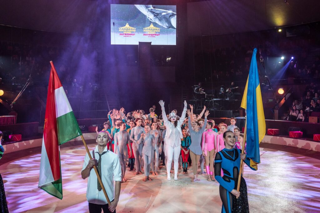 Воєнний цирк: як українські діти виступили перед принцесою Монако та отримали ключі від Будапештського цирку - 3 зображення