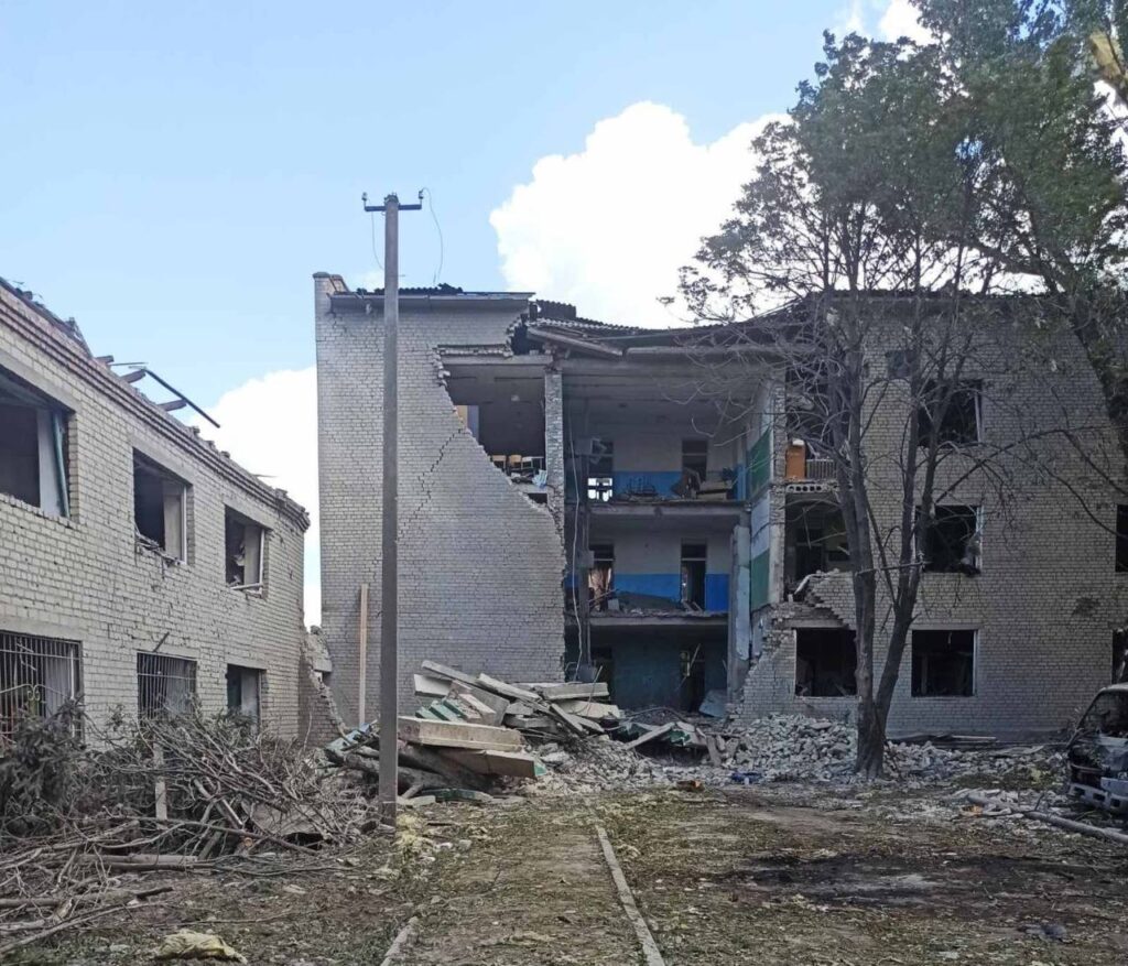 "Вчора посміхалася  віконцями, а сьогодні все зруйновано": як працюють школи, будівель яких більше немає - 2 зображення