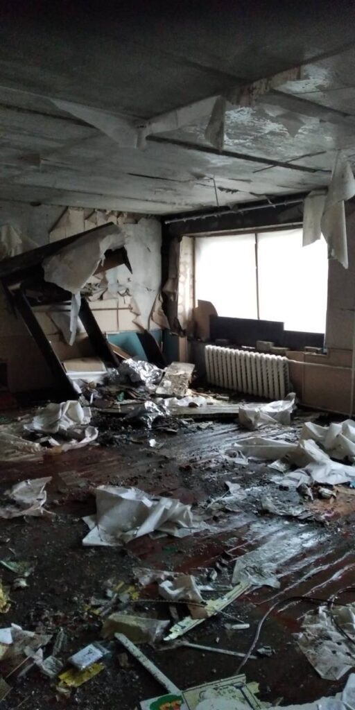 "Вчора посміхалася  віконцями, а сьогодні все зруйновано": як працюють школи, будівель яких більше немає - 4 зображення