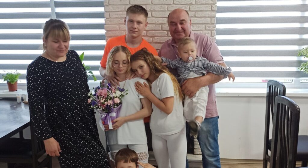 “Ми – прийомна сім’я”. Історія переселенки, яка всиновила дітей, що втратили батька та дім через війну