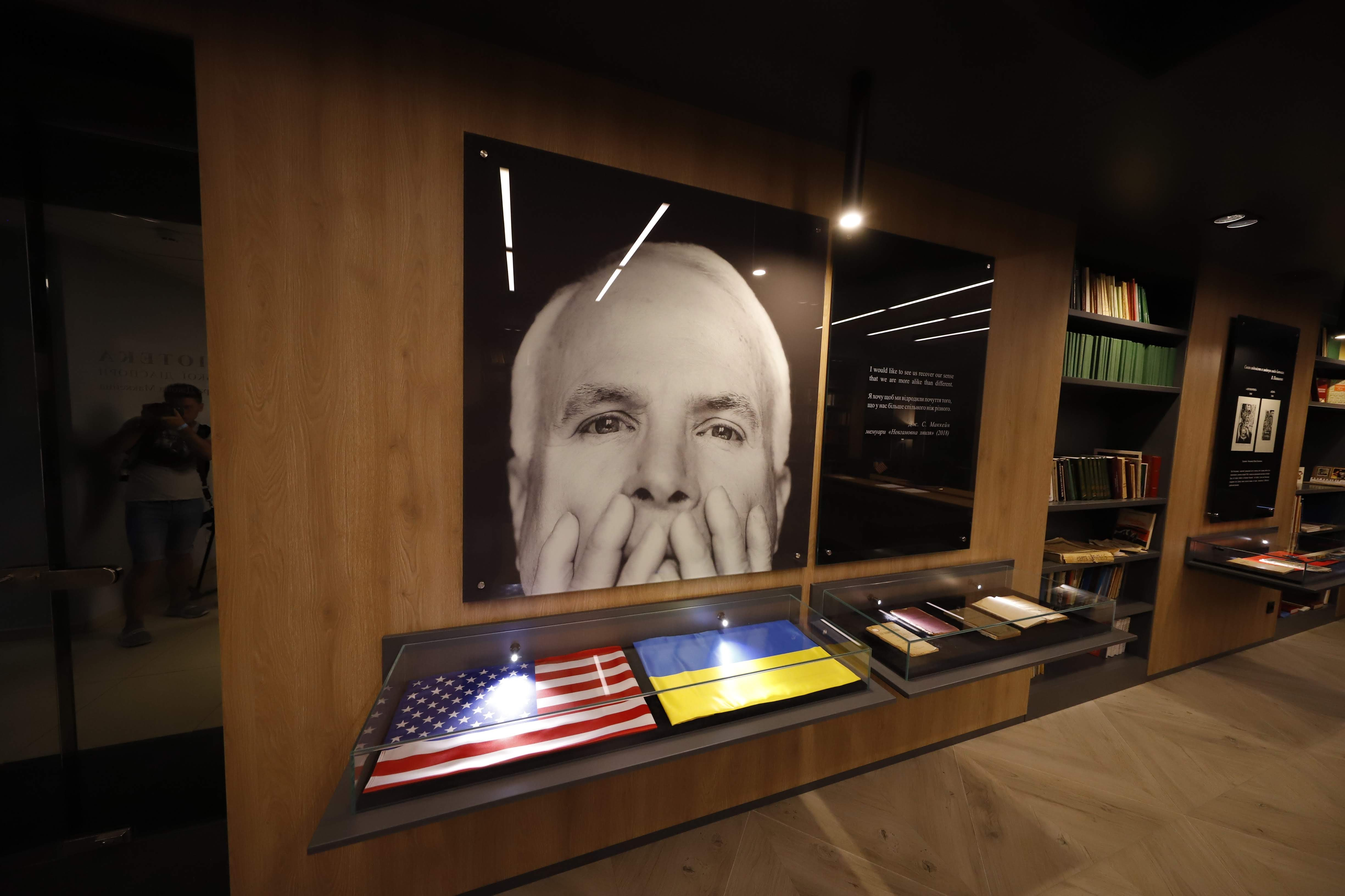 Маккейн тут ні до чого? Чому бібліотека в Дніпрі носить ім’я американського сенатора?