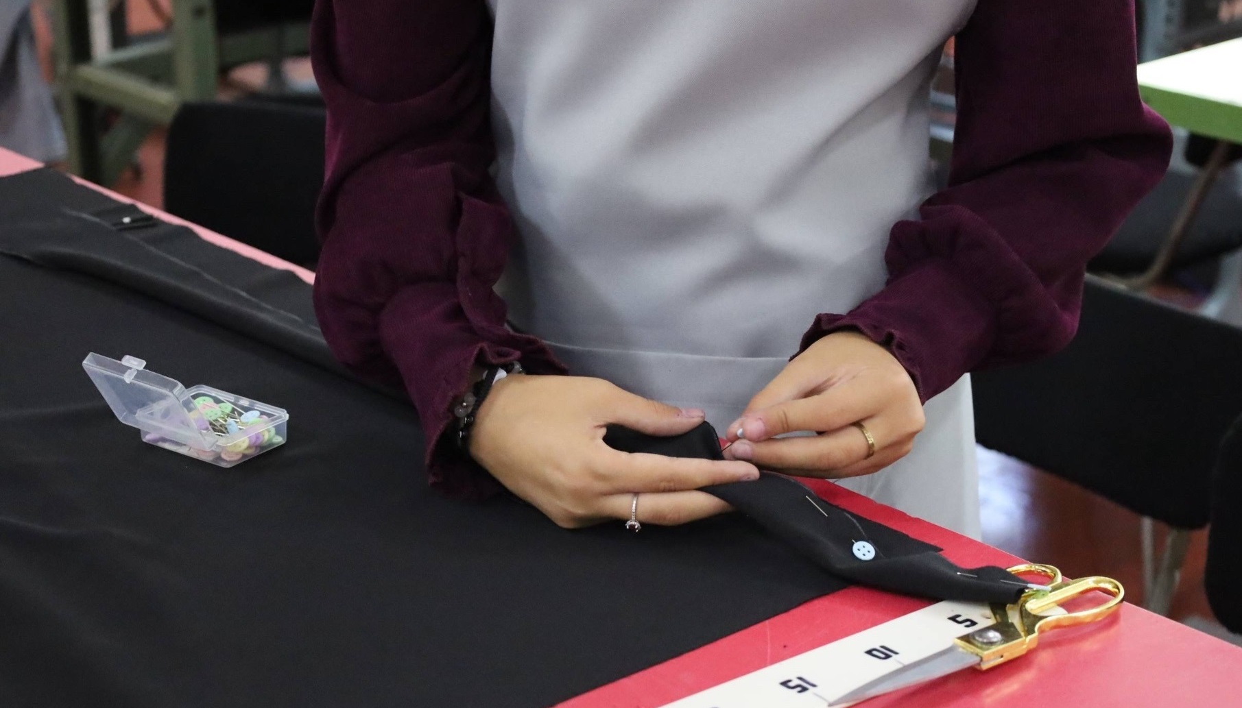 Скільки людей працюють, щоб ви купили одну сукню?