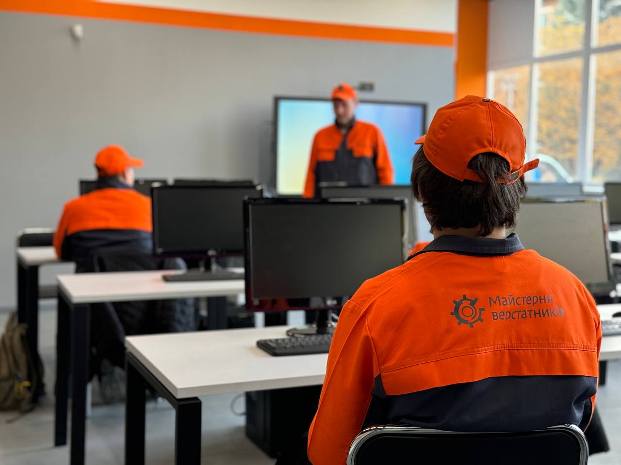 Професія, яка не зникне: чому оператори ЧПК – фахівці, яких потребує країна