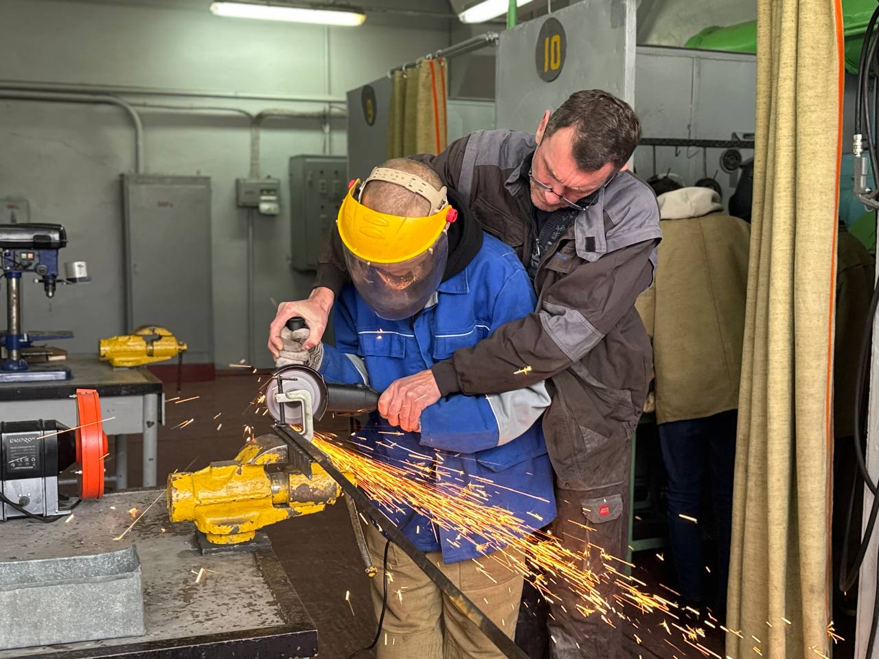 Замість офісу – іскри та метал: чому зварювальники з Дніпра сьогодні на вагу золота
